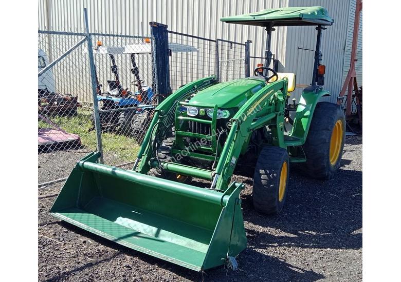 caption John Deere 4720 Tractor 59HP 4x4 - FEL 4-in-1 bucket, Flail Mower