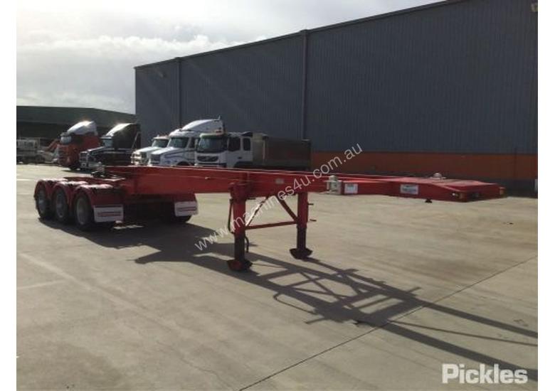 caption 2000 Barker Heavy Duty Tri Axle