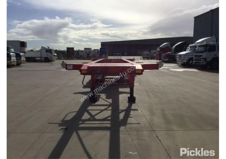caption 2000 Barker Heavy Duty Tri Axle