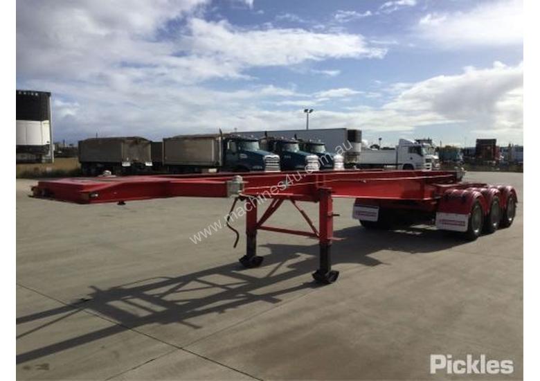 caption 2000 Barker Heavy Duty Tri Axle
