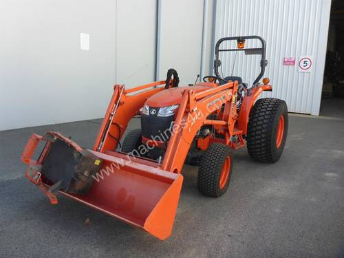 2014 Kubota L4600 HST 4x4 46Hp Tractor with Front End Loader Attachment