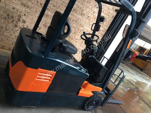 FORKLIFT-TOYOTA 1.8ton 3wheeler 4.5m Excellent Battery Side Shift Reliable