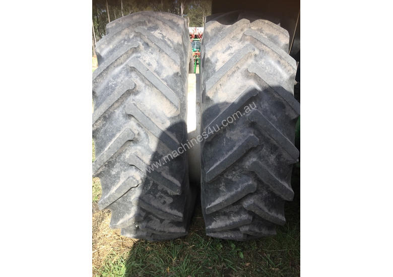 caption John Deere 7700 FWA/4WD Tractor