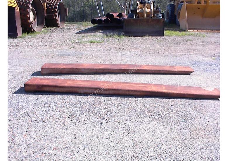 caption Slippers suit up to 25 tonne forklift