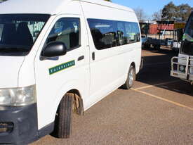 Toyota 2007 Commuter Bus - picture1' - Click to enlarge