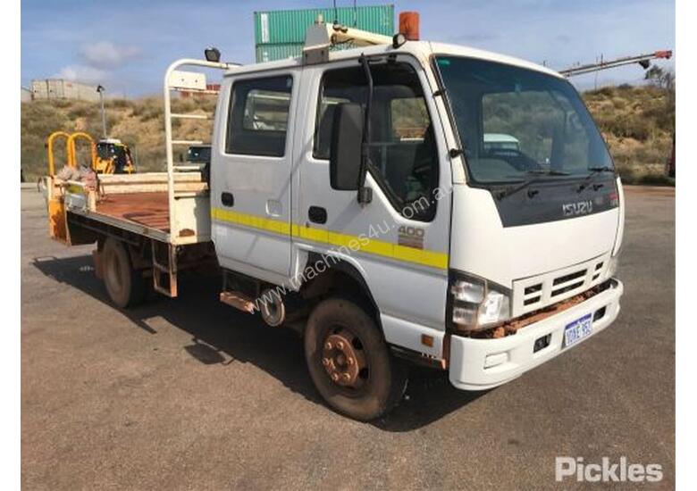 caption 2007 Isuzu NPR 400