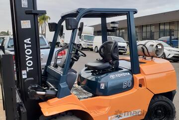 ACTIVE FORKLIFTS - Forklift 5 Ton gas Toyota wide carriage solid dual wheels 5000mm lift ACTIVE FORKLIFTS - Forklift 5 Ton gas Toyota wide carriage solid dual wheels 5000mm lift