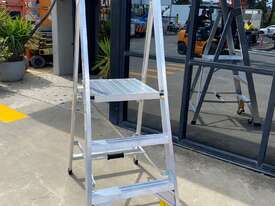 Platform Ladder 1.7m - picture1' - Click to enlarge