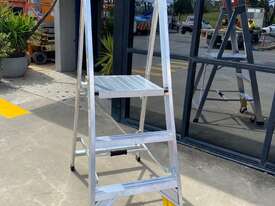 Platform Ladder 1.7m - picture2' - Click to enlarge