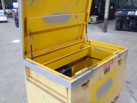 SITE BOX COMPRISING OF 3 X BATTERY DRILLS, ARBORTECH SAW & OTHER ASSORTED BATTERY TOOLS - picture0' - Click to enlarge