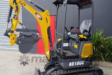 EXCAVATOR WITH HYD QUICK HITCH, EXPANDABLE TRACKS AND EXPANDABLE DOZER BLADE