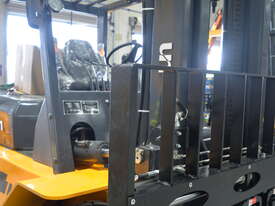 UN Forklift 7T Diesel: Forklifts Australia - The Industry Leader! - picture2' - Click to enlarge