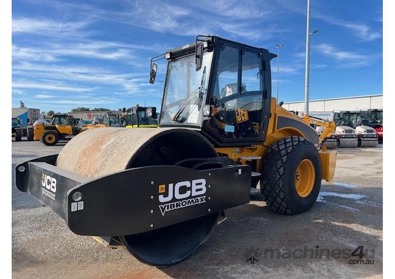 caption 2023 JCB VM200D SMOOTH DRUM ROLLER U4698