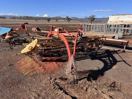 NEW HOLLAND 256 HAY RAKE