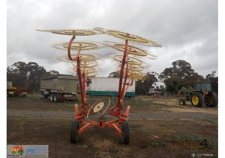 (2926) Howard V12 Hay Rake (Carisbrook, VIC)