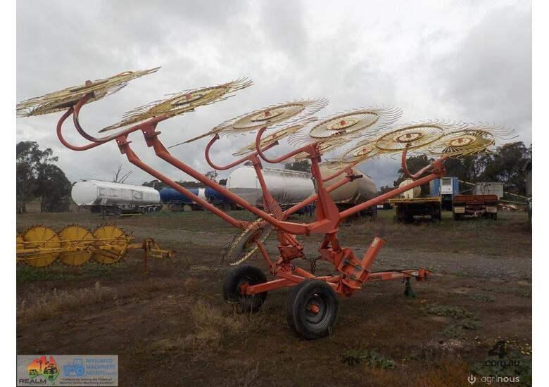 (2926) Howard V12 Hay Rake (Carisbrook, VIC)