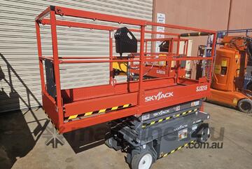 Compact 4.5m scissor with whopping 272kg capacity