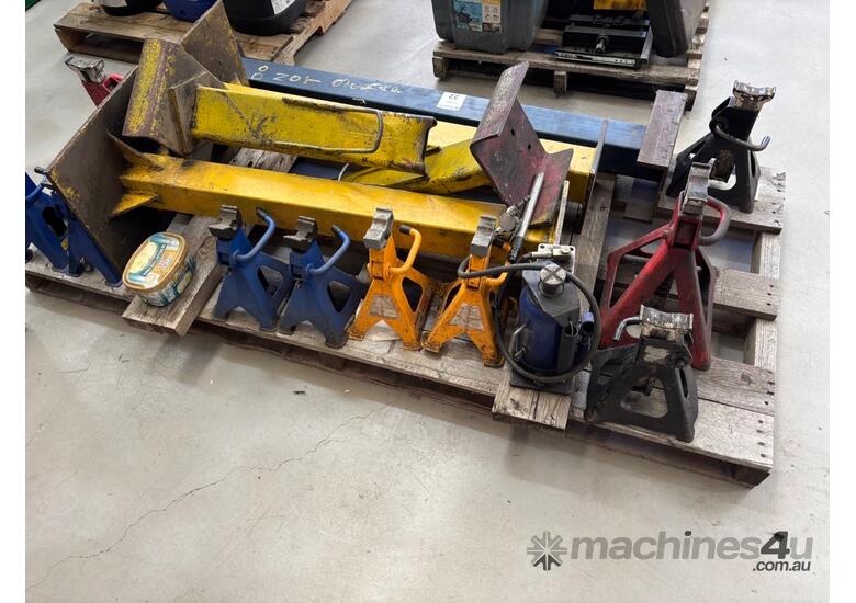 caption 1 x Pallet of Axle Stands