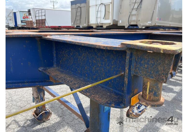 caption 2004 Krueger ST-3-38 Tri Axle Skel Trailer