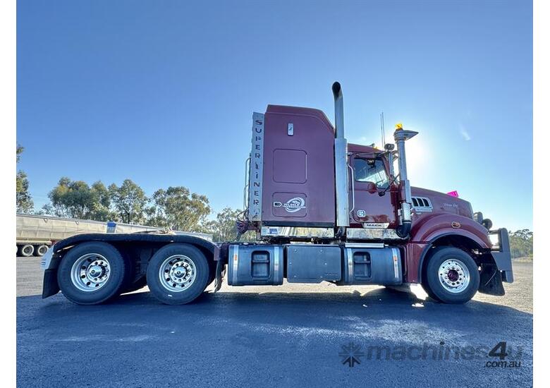caption 2019 MACK SUPERLINER