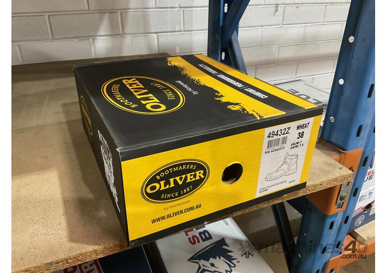 caption 1x Box Oliver Boots