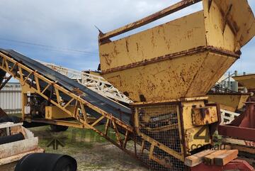 Mobile screening plant