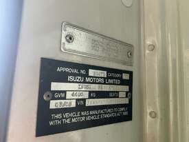 2005 Isuzu NPR 250 Crew Cab Table Top - picture1' - Click to enlarge