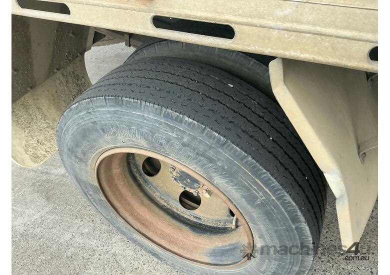 caption 2005 Isuzu NPR 250 Crew Cab Table Top