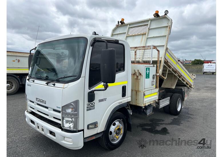 2013 Isuzu NPR 300 Tipper