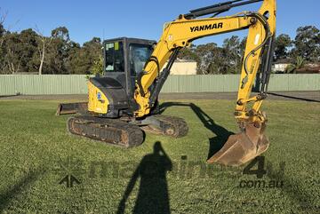 Excavator 5.5 tonner with buckets