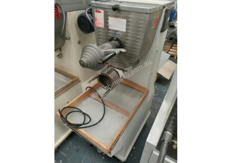 caption La Parmigiana D55 extruder