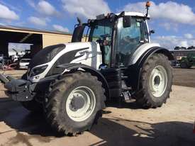 Valtra   FWA/4WD Tractor - picture0' - Click to enlarge
