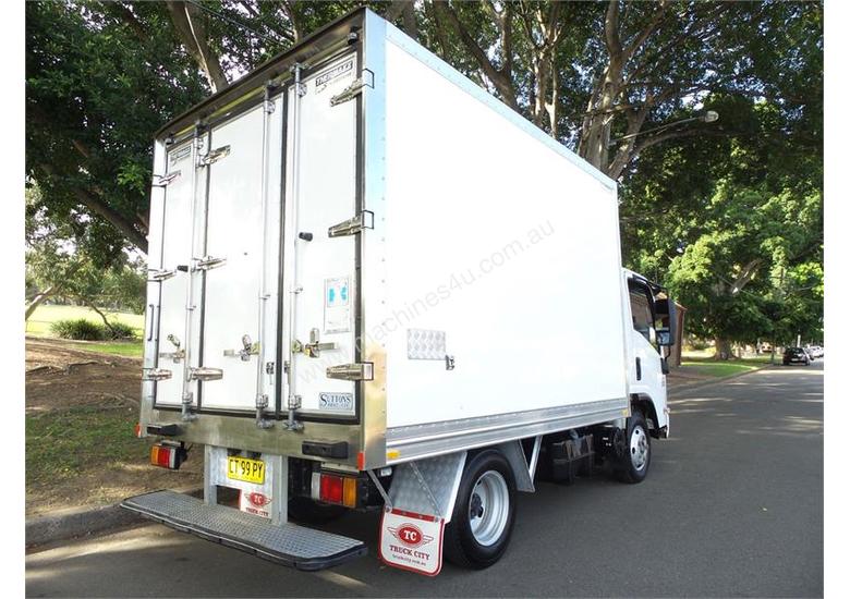 caption 2010 Isuzu N Series
