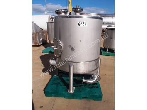 Stainless Steel Storage Tank (Vertical), Capacity: 900Lt