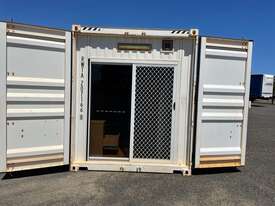 Donga 20ft Container Self contained bed/bath/AC/hot water - picture1' - Click to enlarge