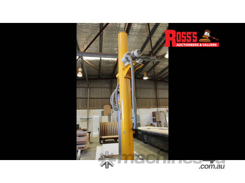 SCHMALZ VACUUM LIFTER FITTED TO COLUMN MOUNTED JIB CRANE