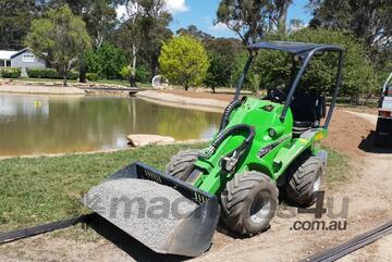 Avant 528 FencePro Mini Loader Package