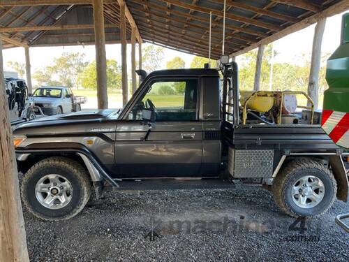 TOYOTA LANDCRUISER V8