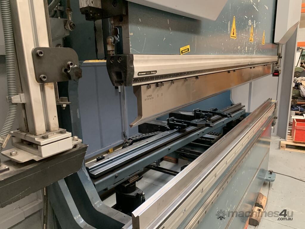 Used durma Durma ADS 25100 CNC press brake with 8 axes and Cybelec