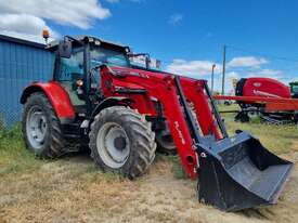 Massey Ferguson 5713SL Dyna6 Tractor - picture0' - Click to enlarge