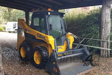 GEHL 2016 R165 Skid Steer Loader with 4IN1 Bucket comes with Auger Torque Earth Drill and Augers