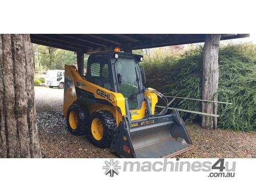 GEHL 2016 R165 Skid Steer Loader with 4IN1 Bucket comes with Auger Torque Earth Drill and Augers    