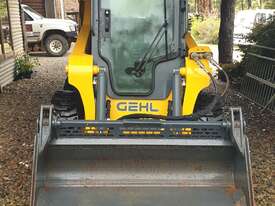 GEHL 2016 R165 Skid Steer Loader with 4IN1 Bucket comes with Auger Torque Earth Drill and Augers     - picture1' - Click to enlarge