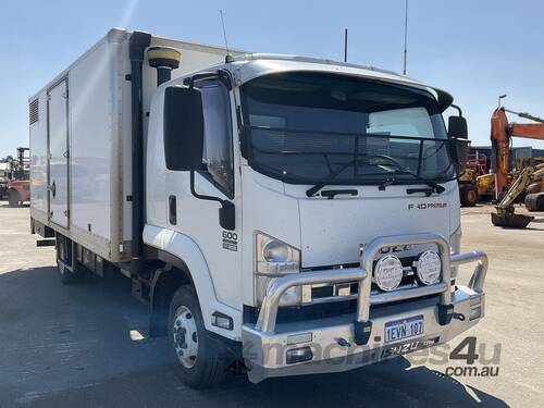 2015 Isuzu FRD 600   4x2 Service Truck