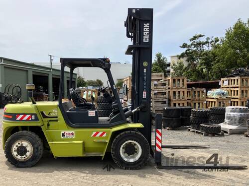caption Clark C60L # 6 Tonne Gas Forklift # 6000kg Load Capacity # 5000mm Lift Height # 1800mm Fork Tynes