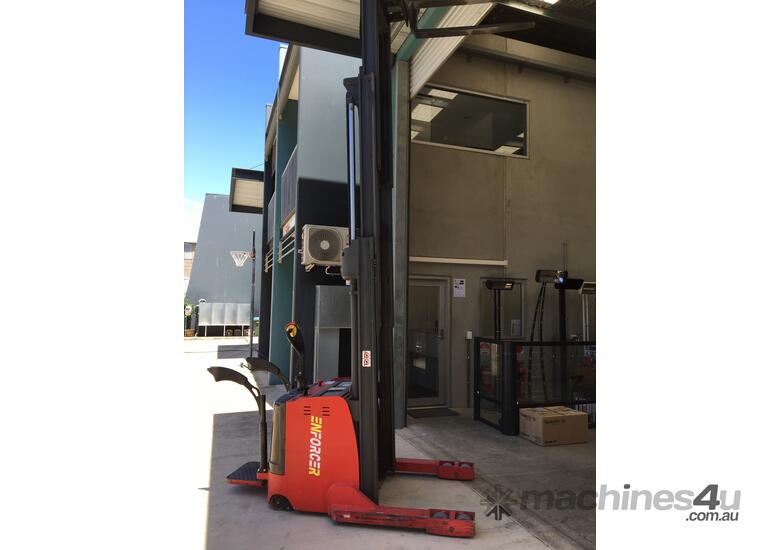 caption Electric Reach Stacker