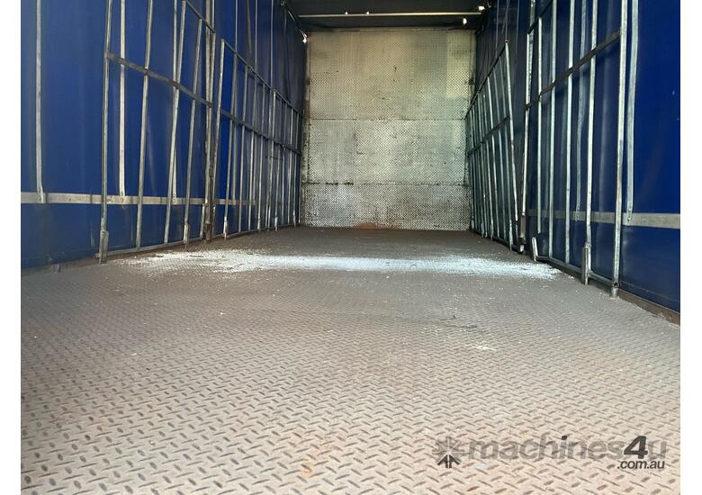caption 1996 Mitsubishi Fighter Curtainsider