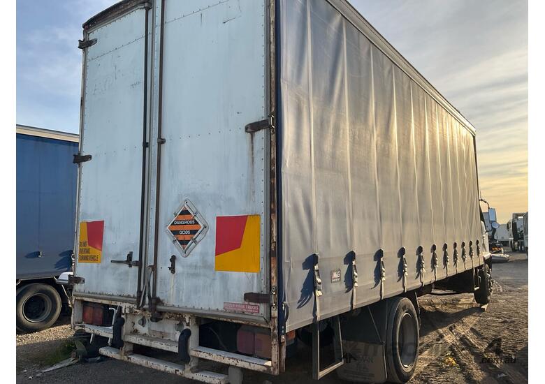 caption 1996 Mitsubishi Fighter Curtainsider