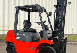 2006 TOYOTA 62-7FD25 2.5T DIESEL FORKLIFT