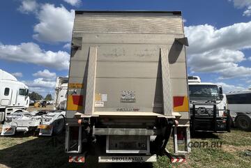 2015 Isuzu FVM 1400 Long Refrigerated Pantech / Curtainsider 2015 Isuzu FVM 1400 Long Refrigerated Pantech / Curtainsider